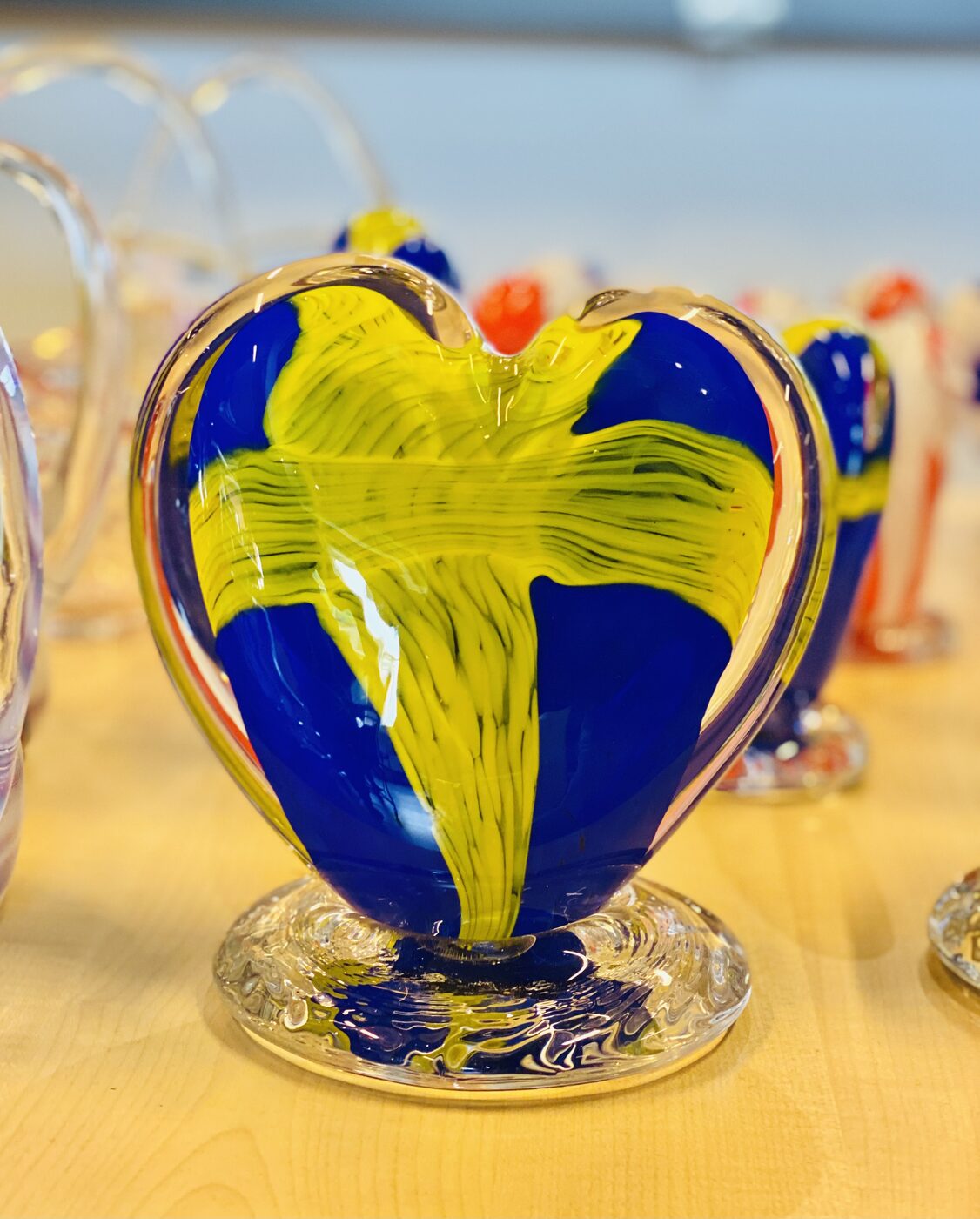 Blau-gelbes Glasherz vom Löppis