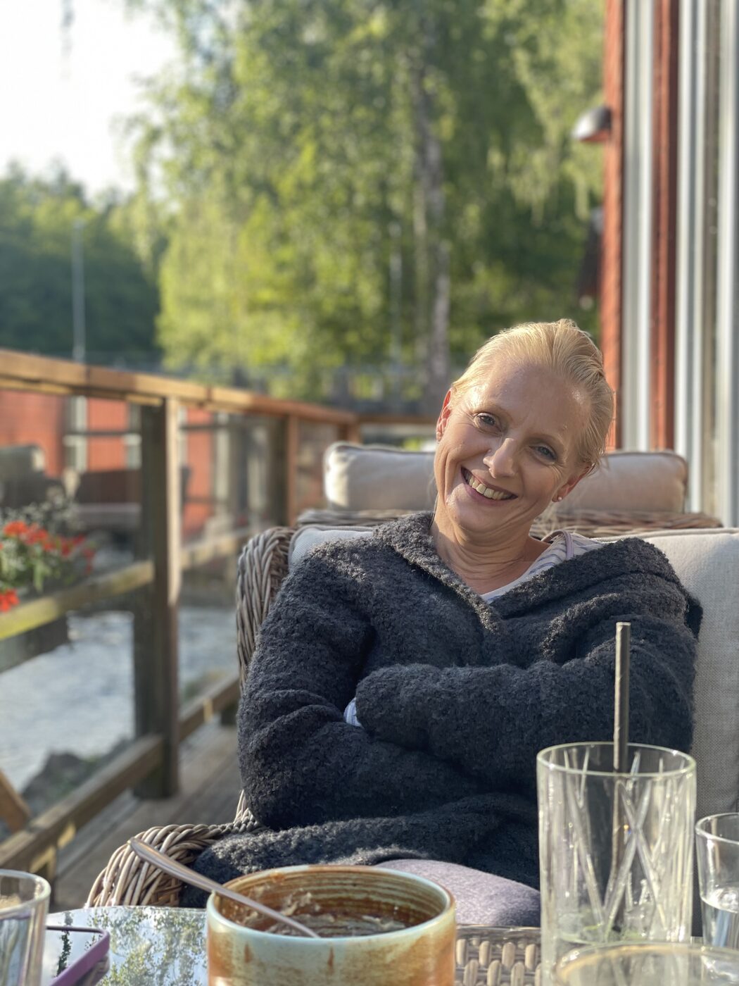 Naicy auf der Veranda