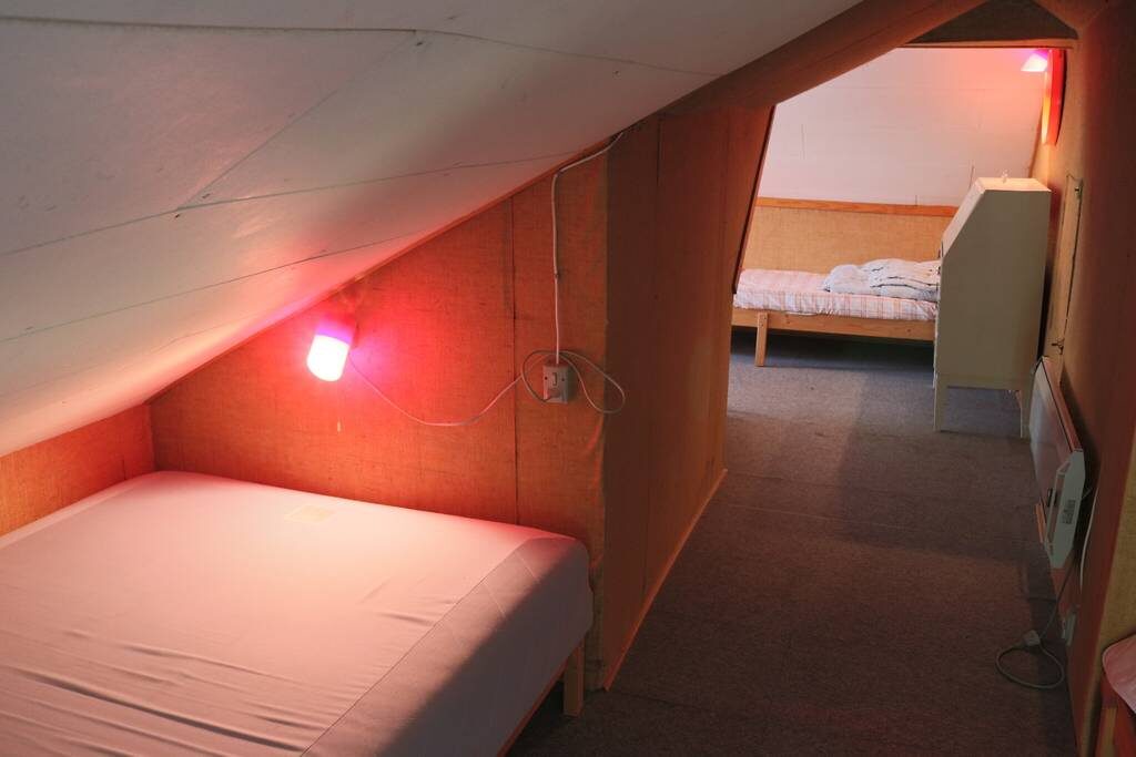 Dachboden Flur vorher, dunkel mit rötlicher Lampe